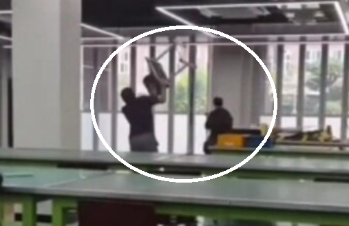 광주 한 고등학교서 퇴직 교사 출신 60대 강사가 학생을 향해 의자를 던지는 모습이 틱톡에 올라왔다가 내려갔다. 뉴스1