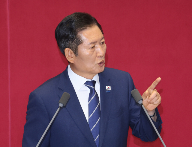 정청래 더불어민주당 대표가 9일 서울 여의도 국회 본회의에서 교섭단체 대표 연설을 하는 중 항의하는 국민의힘 의원석을 향해 검지손가락을 치켜세우며 발언하고 있다. 연합뉴스