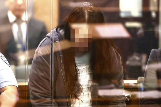 어린 두 자녀를 살해해 여행가방에 방치한 혐의를 받고 있는 뉴질랜드 시민권자 한국 여성이 8일(현지시간) 뉴질랜드 오클랜드의 고등법원에서 열린 재판에 출석해 있다. AP연합뉴스
