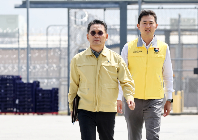 조기중 워싱턴 총영사가 9일(현지 시간) 미국 당국의 이민단속으로 체포된 현대차·LG에너지솔루션 배터리공장 건설 현장 직원들이 수감돼 있는 조지아주 포크스턴의 이민세관단속국(ICE) 구금시설을 나서고 있다. 연합뉴스