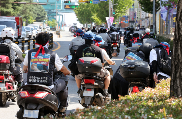 지난 3일 HD현대중공업 울산조선소 정문에서 노조원들이 임금 교섭 난항으로 부분 파업에 돌입하고 오토바이 행진을 하고 있다. /연합뉴스