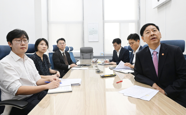 구윤철 부총리 겸 기획재정부 장관이 8일 서울 영등포구 국회에서 서울-세종간 화상으로 열린 ‘기획재정부 AI 역량강화 교육 출범식’에서 격려사를 하고 있다. 사진 제공=기재부.
