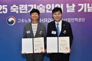 "대를 이어 조선업 명장 됐다"…HD현대重 국내 첫 부자 명장 배출