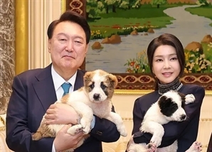 "그래, 잘 지내는구만"…尹, 구치소서 밀반입 휴대폰으로 본 사진 뭐길래
