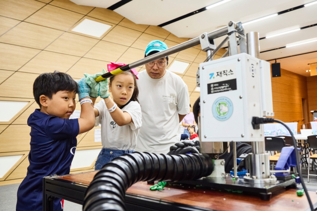 지난해 국립부산과학관이 마련한 ‘2024 헬로메이커(Hello Maker)’ 행사에 참여한 어린이들이 폐플라스틱을 활용한 키링을 만들고 있다. 사진제공=국립부산과학관