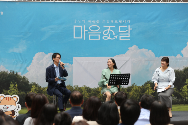 백승보(왼쪽 첫번째) 조달청장이 가수 정인(″두번째)과 함께 국민과 기업의 사연을 전달하고 있다. 사진제공=조달청