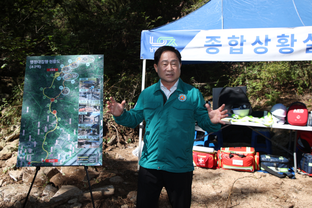 10일 주광덕 남양주시장이 별내동 불암산 일대에 설치된 무속인 불법 건축물 강제 철거에 대한 설명을 하고 있다. 사진 제공=남양주시