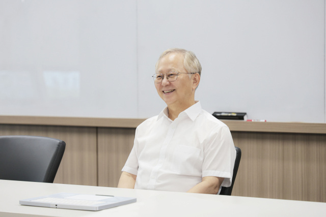 박광범 메가젠임플란트 대표가 지난달 대구 메가젠임플란트 본사에서 서울경제신문과 인터뷰를 하고 있다. 사진 제공=메가젠임플란트