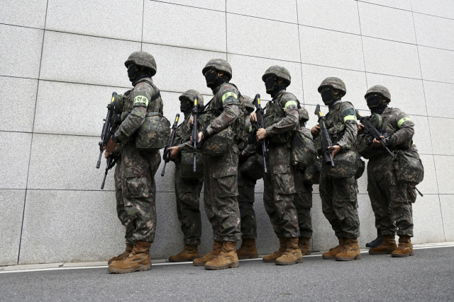 19일 정부서울청사 별관에서 진행된 정부서울청사 폭발물 테러 대응 합동훈련에 참가한 군인들이 대기하고 있다. 기사 내용과 무관. 연합뉴스