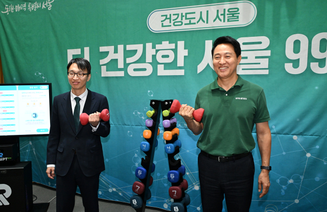 오세훈(오른쪽) 서울시장과 정희원 서울건강총괄관이 10일 기자 간담회에서 덤벨을 들고 있다. 사진 제공=서울시