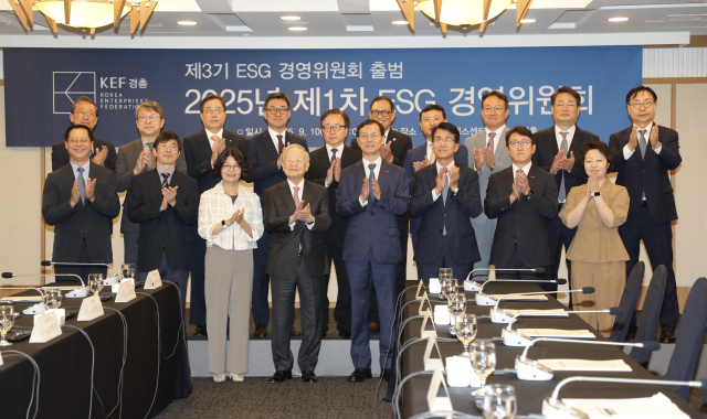 손경식(앞줄 왼쪽 네 번째) 한국경영자총협회 회장이 10일 프레스센터에서 열린 ‘제3기 ESG경영 위원회 출범식’ 이후 이주태(앞줄 왼쪽 다섯 번째) 포스코홀딩스 사장 등 관계자들과 기념 촬영하고 있다. 사진제공=경총