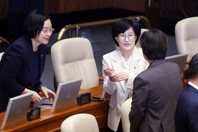 원민경 여성가족부 장관이 10일 서울 여의도 국회에서 열린 본회의에 출석해 정은경 보건복지부 장관과 대화하고 있다. 연합뉴스