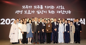 ‘생명 지킴이’ 배우 이정은·LG트윈스 ‘복지부 장관 표창’