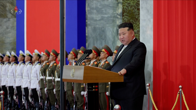 김정은 북한 국무위원장이 지난 9일 공화국 창건(정권 수립) 77주년을 맞아 평양 만수대의사당에서 열린 국기게양식 및 중앙선서모임에 참석해 연설했다고 조선중앙TV가 10일 보도했다. 조선중앙TV·연합뉴스
