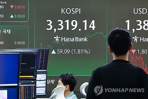 10일 서울 중구 하나은행 본점 딜링룸 현황판. 연합뉴스