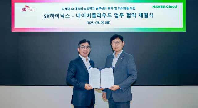 안현(오른쪽) SK하이닉스 개발총괄 사장이 김유원 네이버클라우드 대표이사 사장과 9일 인공지능(AI) 솔루션 제품 개발 역량 강화 업무협약(MOU)을 체결한 후 기념사진을 촬영하고 있다. 사진 제공=SK하이닉스