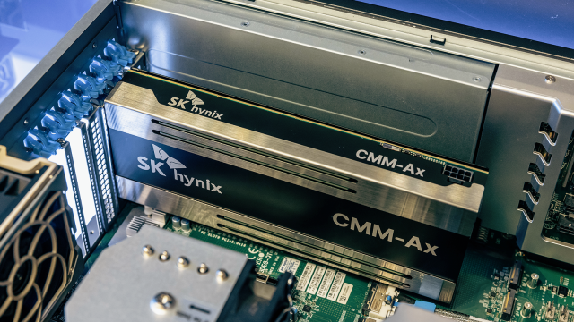 SK하이닉스의 컴퓨트 익스프레스 링크(CXL)인 CMM-DDR5와 CMM-Ax 제품. 사진 제공=SK하이닉스