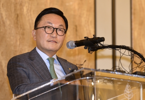 미래에셋 박현주 “韓금융, 부동산 대출로 성장…잘못 가고 있다”