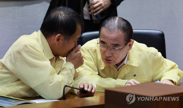 송기호 대통령실 경제안보비서관이 지난 7월 18일 정부서울청사 중앙재난안전상황실에서 열린 집중호우 대처상황 점검회의에서 위성락 국가안보실장에게 귀엣말을 하고 있다. 연합뉴스