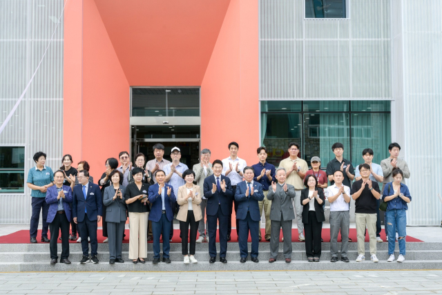 10일 전남 순천시 원도심에 둥지를 튼 글로벌 웹툰 허브센터에서 노관규 순천시장을 비롯한 입주기업 대표, 지역관련 학과 교수·학생, 원도심 건축주 대표 등 50여 명이 참석한 가운데 원도심 애니메이션·웹툰 클러스터 입주기업 환영회가 열렸다. 사진 제공=순천시