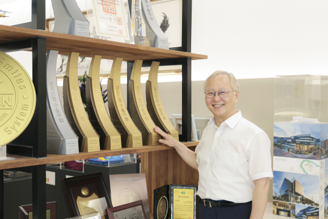 박광범 메가젠임플란트 대표가 지난달 대구 메가젠임플란트 본사 로비 ‘수출의 탑’ 앞에서 포즈를 취하고 있다. 사진 제공=메가젠임플란트
