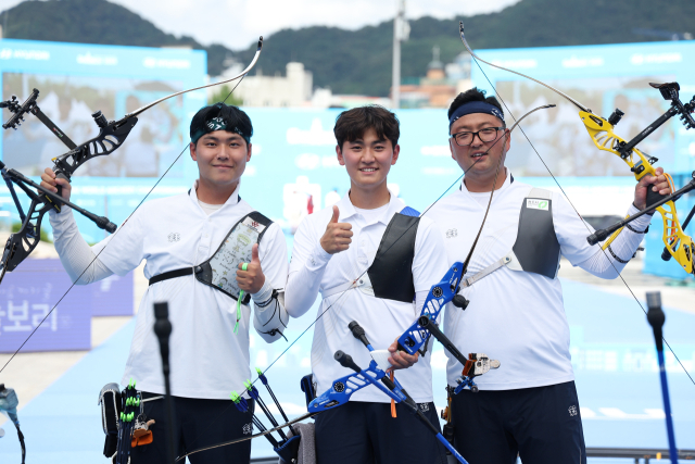리커브 남자 단체전 결승에서 기념촬영하는 이우석(왼쪽부터), 김제덕, 김우진. 연합뉴스