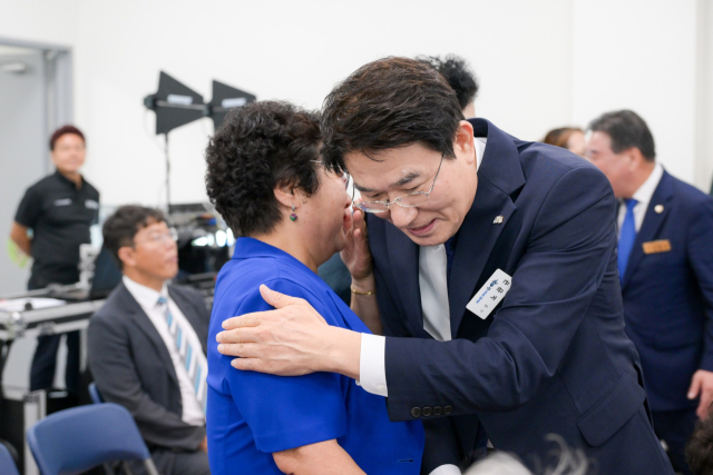 노관규 순천시장이 지역의 한 행사장에서 시민들과 소통하며 다양한 이야기에 대해 경청하고 있다. 노 시장은 최근 이 사진 한 장과 함께 “다음선거 생각하고 얍삽하게 시정을 해서는 안 된다는 다짐을 다시한다. 10년 동안 단련시켜 다시 시장에 복귀시킨 분들은 순천시민들이시다. 혼을 다해 충심을 다해 시정을 해야한다”는 메시지를 남기며 최근 불거지고 있는 김건희 개입 예산 문제 등 어떠한 정치적 공작에도 흔들림 없이 “오로지 순천시민만 바라보고 가겠다