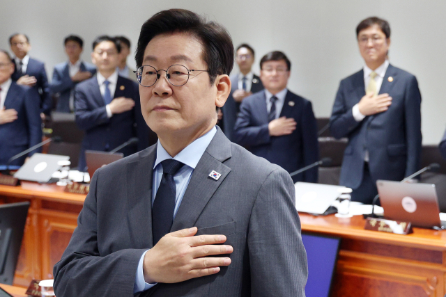 이재명 대통령이 지난 9일 용산 대통령실에서 진행된 국무회의에 앞서 국기에 경례하고 있다. 바로 뒤쪽에 최휘영 문화체육관광부 장관도 서있다. 연합뉴스