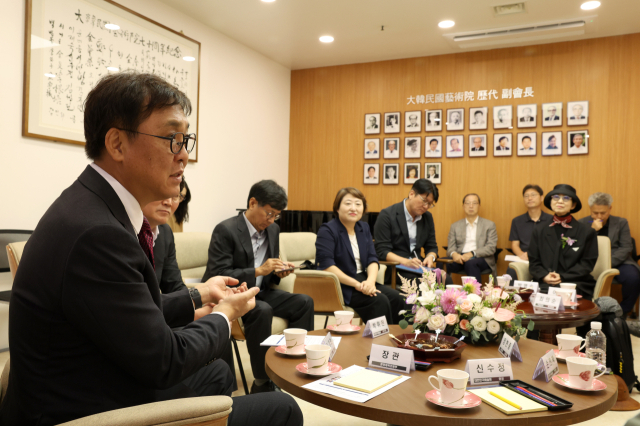 최휘영 문화체육관광부 장관이 지난 5일 서울 서초구 대한민국예술원에서 신수정 대한민국예술원 회장을 비롯한 회장단을 만나 간담회를 갖고 있다. 사진 제공=문체부
