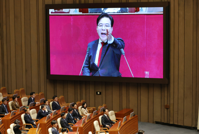 김민석 국무총리와 구윤철 부총리 기획재정부 장관 등 국무위원들이 10일 서울 여의도 국회에서 열린 본회의에서 송언석 원내대표의 교섭단체 대표 연설을 듣고 있다. 연합뉴스