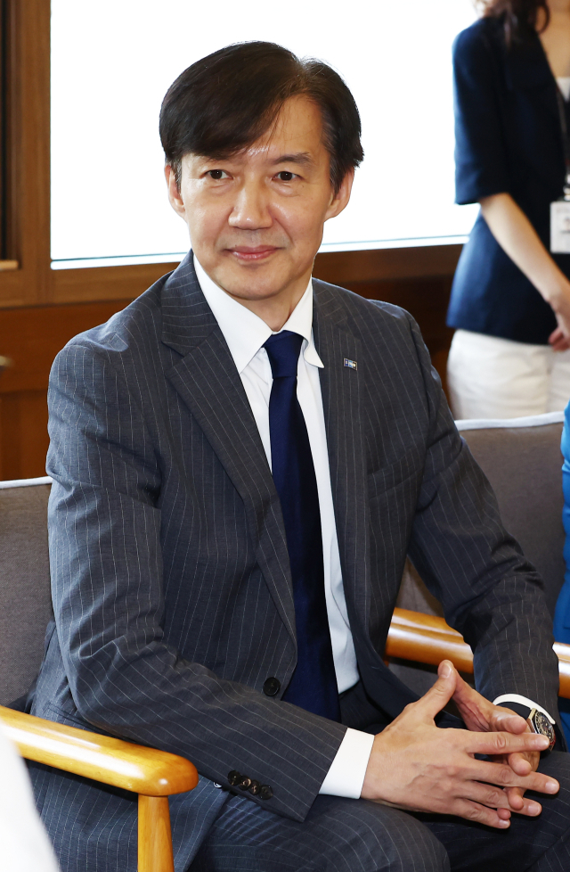 조국 조국혁신당 혁신정책연구원장이 4일 오후 서울 종로구 조계사에서 총무원장 진우스님을 예방하고 있다. 뉴스1