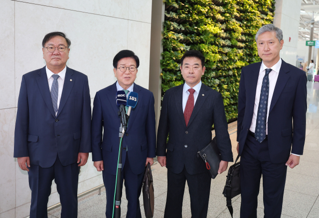 노재헌(오른쪽) 동아시아문화재단 이사장, 박병석 전 국회의장, 더불어민주당 김태년·박정 의원 등 대통령 중국 특사단이 지난달 24일 인천국제공항 제1여객터미널을 통해 중국으로 출국하고 있다. 연합뉴스