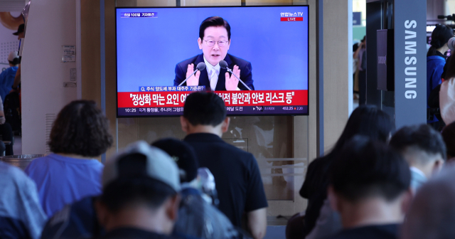시민들이 11일 서울역 대합실에서 이재명 대통령의 취임 100일 기자회견 생중계를 시청하고 있다. 2025.9.11/뉴스1