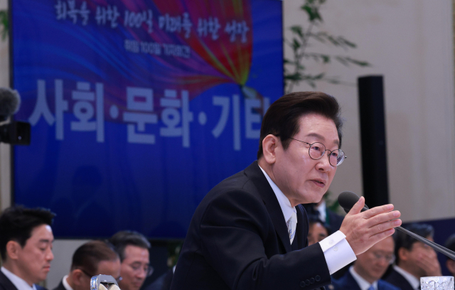 이재명 대통령이 11일 청와대 영빈관에서 열린 취임 100일 기자회견 '회복을 위한 100일, 미래를 위한 성장'에서 발언하고 있다. 연합뉴스