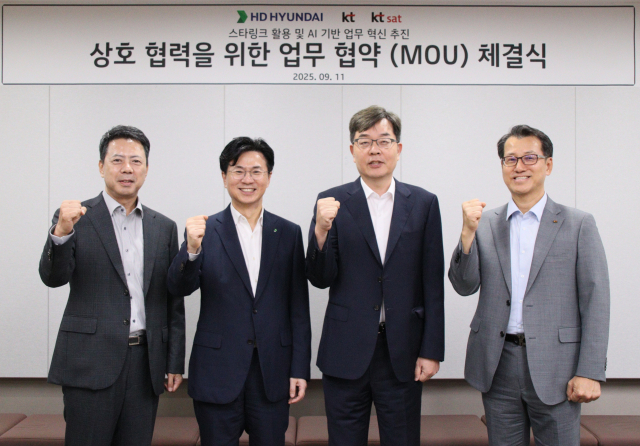 이태진(왼쪽 두 번째) HD한국조선해양 DT혁신실장이 11일 KT, KT SAT와 ‘스타링크 활용 및 AI 기반 업무 혁신 추진’을 위한 업무협약을 맺고 서영수(〃 세 번째) KT SAT 대표 등 관계자들과 기념 촬영을 하고 있다. 사진 제공=HD현