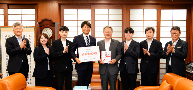 일본 MIC가 지난 9일 영진전문대에 장학금 2000만 원을 기탁했다. 카와이 카츠야(왼쪽 네번째) MIC 대표, 최재영 총장(다섯번째) 등 관계자들이 기념사진을 찍고 있다. 사진제공=영진전문대