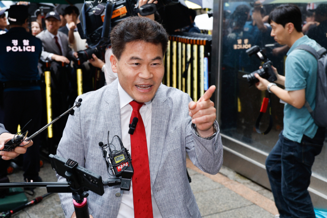 전한길 전 한국사 강사가 지난달 14일 오전 서울 여의도 국민의힘 중앙당사에서 열린 중앙윤리위원회 회의에 출석했다. 뉴스1
