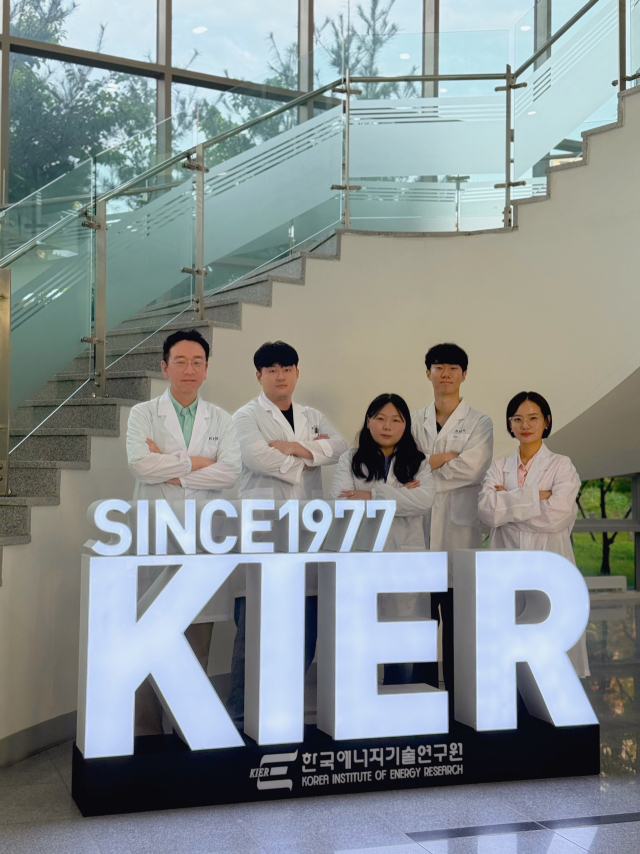한국에너지기술연구원 한유진·박상훈 박사 연구진. 왼쪽부터 박성훈 책임연구원, 이승민 인턴연구원, 조산성 학생연구원, 박준혁 학생연구원, 한유진 박사. 사진제공=한국에너지기술연구원