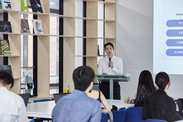 김익환 한세실업 부회장이 9일 홍익대학교 넥스트 디자인 랩에서 2025년도 2학기 첫 강의를 진행하고 있다. 사진 제공=한세실업
