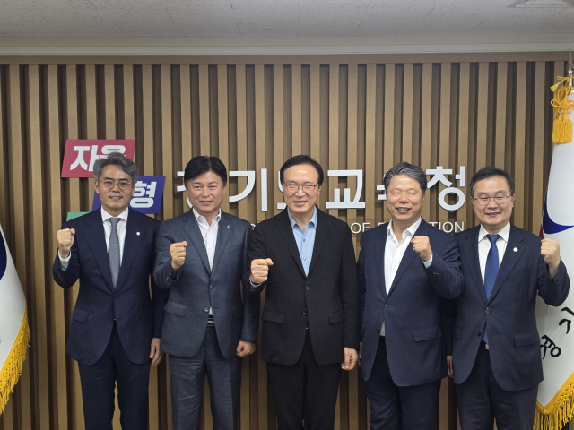 조용익 부천시장이 지난 10일 경기도교육청을 찾아 임태희 교육감에게 부천 과학고등학교 입학생 지역할당제를 공식 건의하고 기념촬영을 하고 있다. (왼쪽부터 김기표 국회의원, 조용익 부천시장, 임태희 경기도교육감, 서영석 국회의원, 이건태 국회의원). 사진 제공 = 부천시