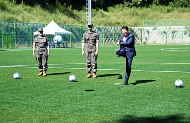 11일 백경현 구리시장이 국군구리병원 축구장 개장식에서 시축하고 있다. 사진 제공=구리시