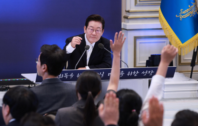 이재명 대통령이 11일 청와대 영빈관에서 열린 취임 100일 기자회견 '회복을 위한 100일, 미래를 위한 성장'에서 질문을 받고 있다. 대통령실통신사진기자단