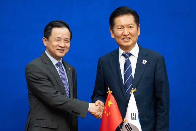 정청래(오른쪽) 더불어민주당 대표가 11일 서울 여의도 국회에서 다이빙 주한중국대사를 접견해 기념 촬영을 하고 있다. 뉴스1