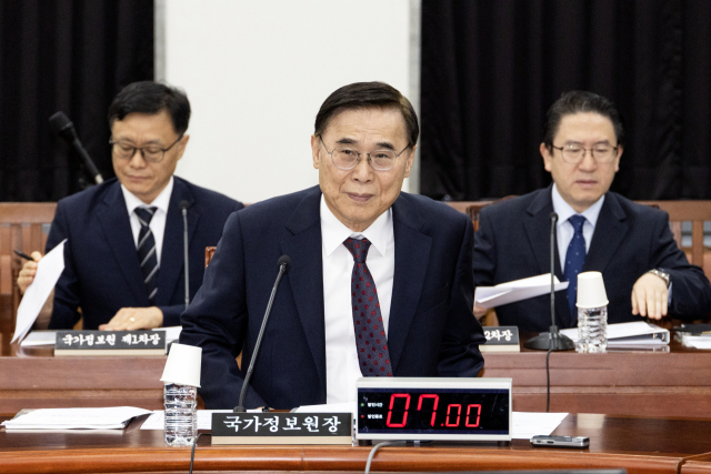 이종석 국가정보원장이 11일 서울 여의도 국회에서 열린 정보위원회 전체회의에 출석하고 있다. 뉴스1