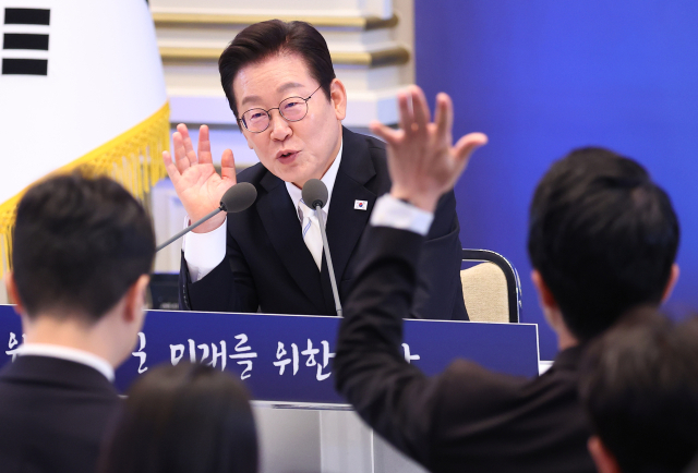 이재명 대통령이 11일 청와대 영빈관에서 열린 취임 100일 기자회견 ‘회복을 위한 100일, 미래를 위한 성장’에서 취재진 질문을 받고 있다. 연합뉴스