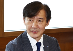 돌고 돌아 다시 조국 비대위…‘난파선’ 당 재건 임무