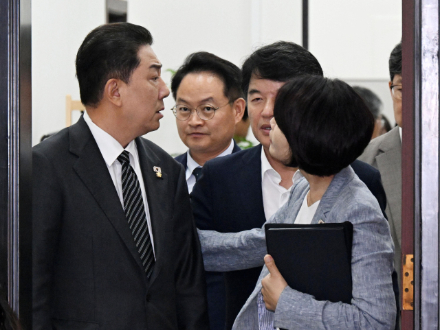 김병기(왼쪽) 더불어민주당 원내대표가 11일 서울 여의도 국회에서 열린 정책조정회의에서 입장하고 있다. 성형주 기자