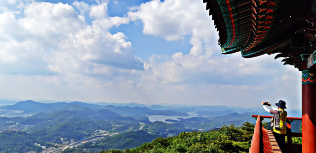 식장산 전망대 식장루서 바라본 계족산과 대청호. 사진제공=대전시