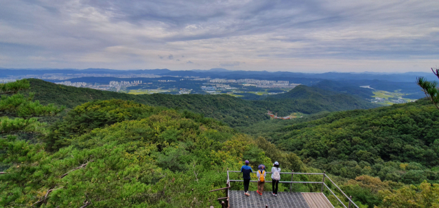 대전둘레산길 9구간 금수봉 전망대서 바라다본 대전. 사진제공=대전시