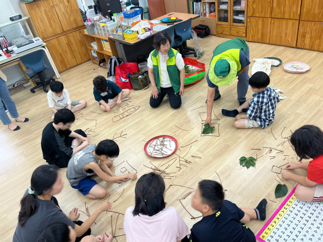 산림청이 운영하는 늘봄학교 쑥쑥 자라는 나무 숲교육프로그램에 서울안암초등학교 특수교육대상학생들이 참여하고 있다. 사진제공=산림청